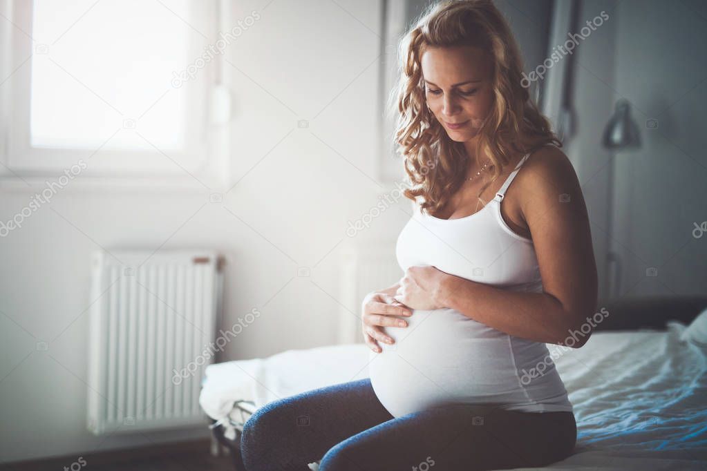 Красивая беременная женщина ждет ребенка и держит живот 145825207