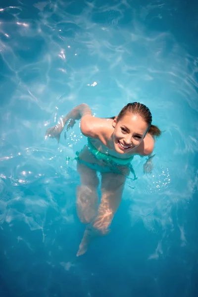 Hermosa mujer disfrutando de piscina —  Fotos de Stock