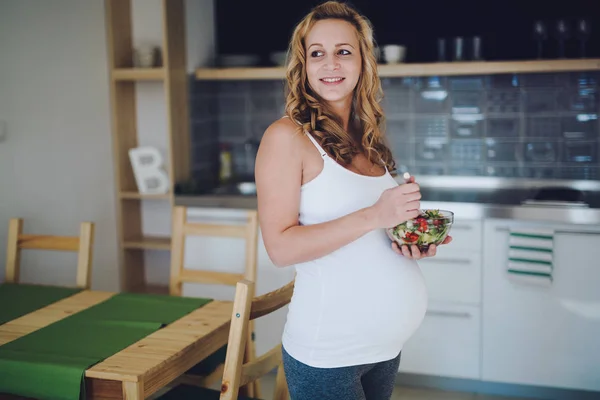 Pregnant woman eating salad — Stock Photo, Image