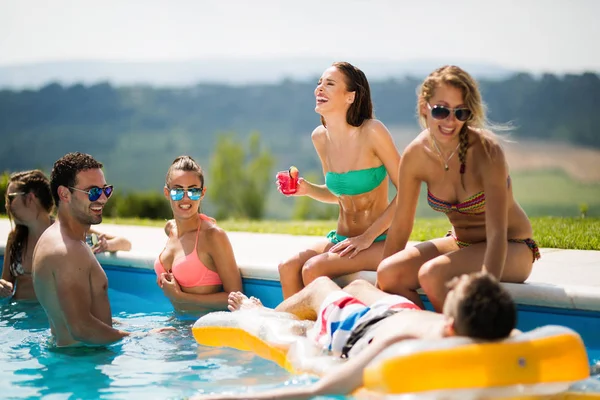 Gruppo di giovani che si divertono in piscina — Foto Stock