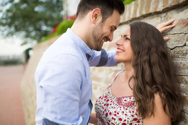 Casal apaixonado namoro ao ar livre — Fotografia de Stock