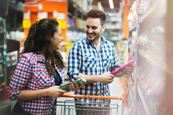 Pár nakupování v supermarketu — Stock fotografie