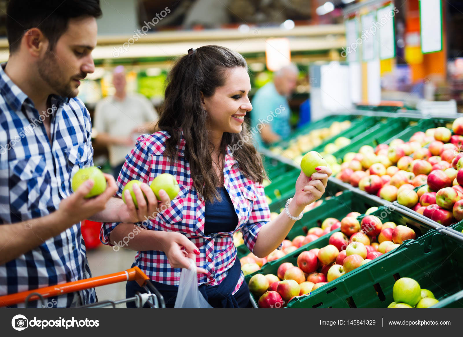 While market. Мужчина покупает фрукты. Девушка с фруктами в магазине. Девушка в супермаркете. Юная пара в супермаркете.