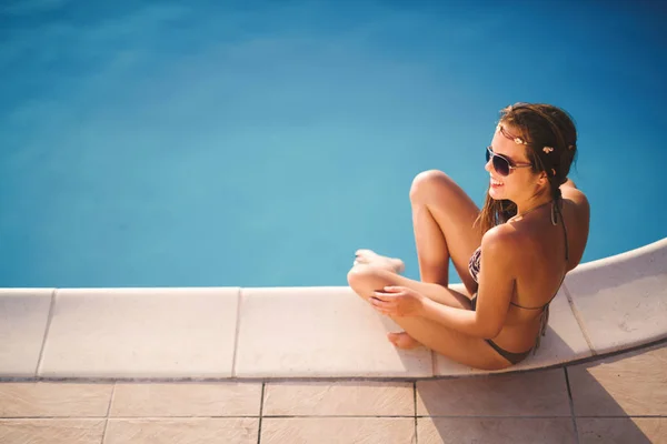 Hermosa mujer tomando el sol en la piscina — Foto de Stock