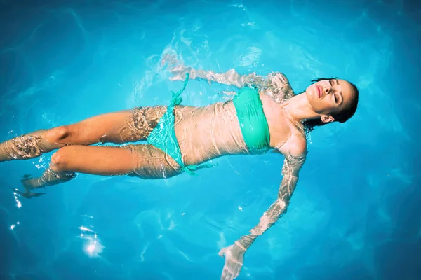 Piękna kobieta korzystających basen — Zdjęcie stockowe