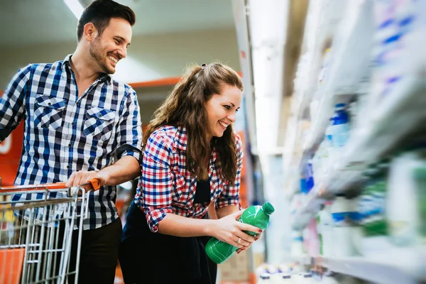 Coppia shopping al supermercato — Foto Stock