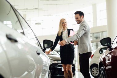 kadın araba galerisinde satış