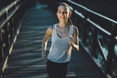 Güzel kadın koşucu