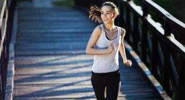 Güzel kadın koşucu