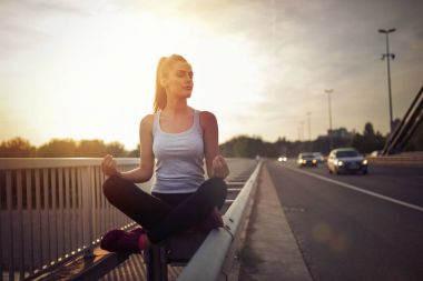 Lotus poz oturan kadın