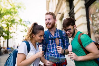 Yabancı ülkede genç gezginler