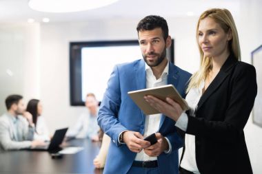 iş arkadaşlarınızla dijital tablet