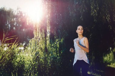 Güzel kadın koşucu