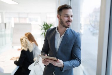 tablet vasıl yazıhane ile işadamı