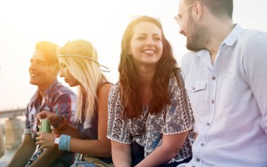 Arkadaşlar dışarıda eğleniyor.