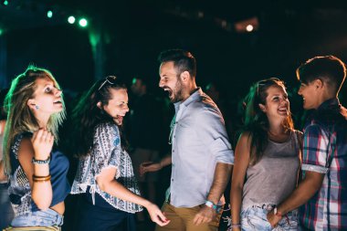 Konserde dans arkadaş grubu