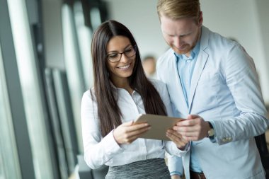 iş arkadaşlarınızla dijital tablet