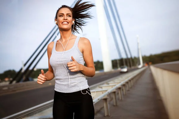 Όμορφη γυναίκα jogger τρέξιμο σε εξωτερικούς χώρους — Φωτογραφία Αρχείου