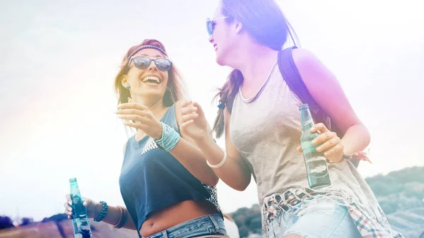 Novias riendo y bebiendo cerveza — Foto de Stock