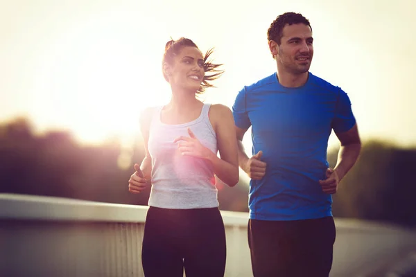 Hermosa pareja deportiva corriendo — Foto de Stock