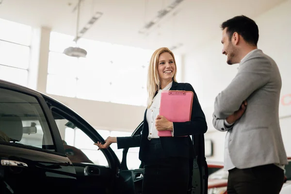 Frau verkauft Autos im Autohaus — Stockfoto