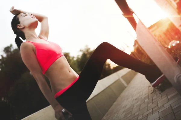 Vackra kvinnliga joggaren — Stockfoto
