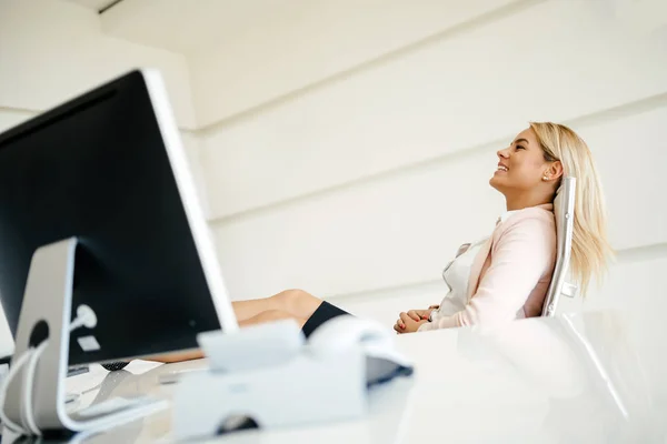 Empresaria tomando un descanso —  Fotos de Stock