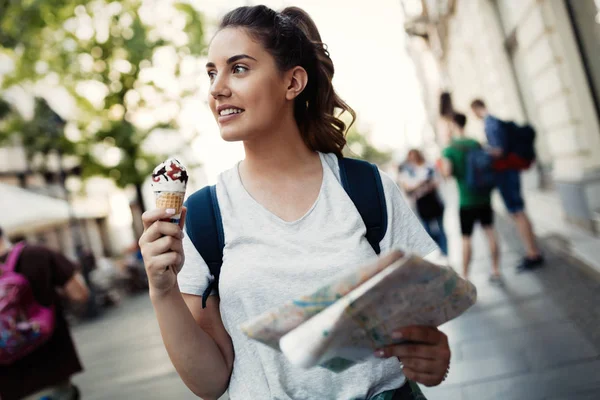 Güzel kadın turist — Stok fotoğraf