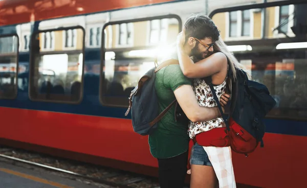 Reunião de casal na estação de trem — Fotografia de Stock