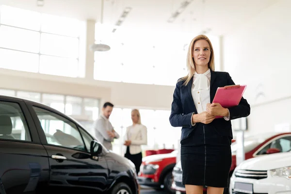 Mulher vendendo carros na concessionária — Fotografia de Stock