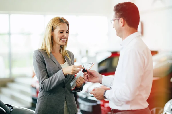 Vendedora dando chave de carro — Fotografia de Stock