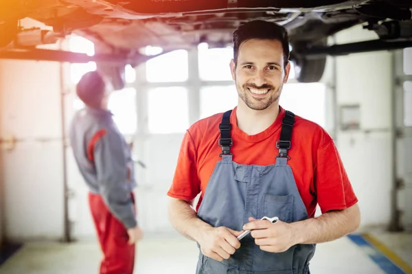 Meccanica dell'automobile al centro di assistenza — Foto Stock