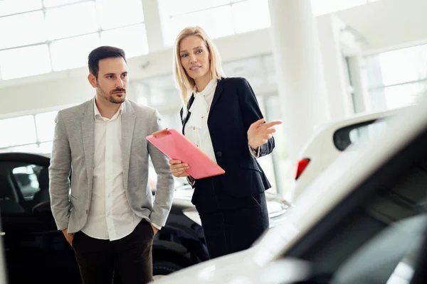 Schöne blonde Frau verkauft Autos — Stockfoto