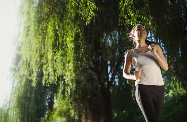 Vackra kvinnliga joggaren — Stockfoto