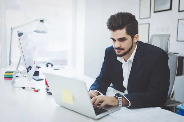 Professioneller Geschäftsmann arbeitet am Laptop — Stockfoto