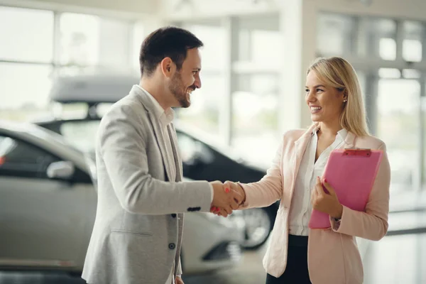 Belle femme blonde vendant des voitures — Photo
