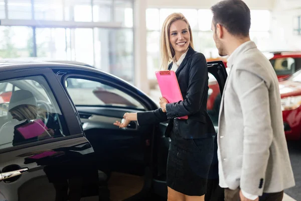 Schöne blonde Frau verkauft Autos — Stockfoto