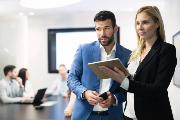 Compañeros de trabajo con tableta digital — Foto de Stock