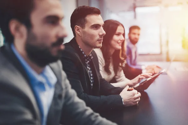 Conférence des gens d'affaires dans un bureau moderne — Photo