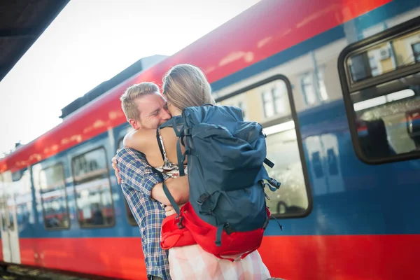 Casal separando para o tempo na estação de trem — Fotografia de Stock