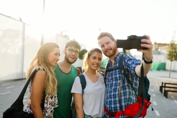 Jovens viajantes em países estrangeiros — Fotografia de Stock