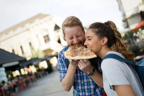 Casal feliz partilha pizza — Fotografia de Stock