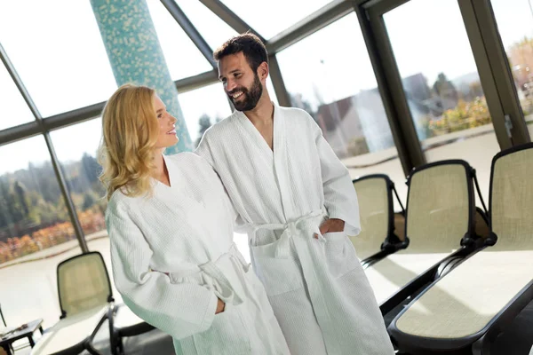 Paar ontspannen in wellness-spa centrum — Stockfoto