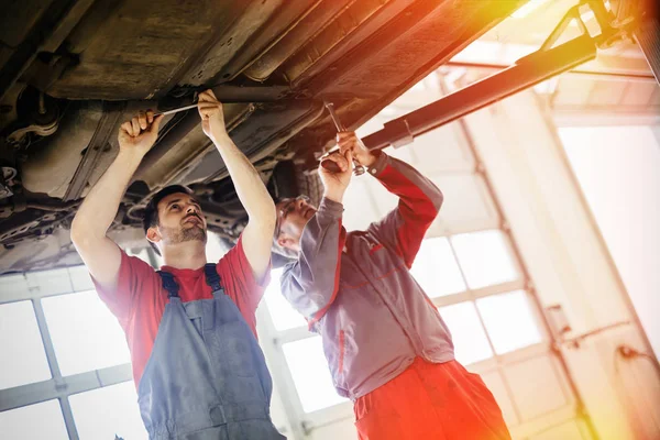 Car mechanics at service center — Stock Photo, Image