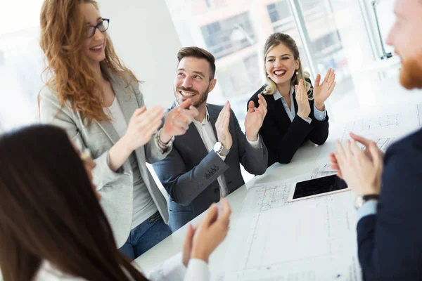 Compañeros de negocios trabajando en oficina — Foto de Stock