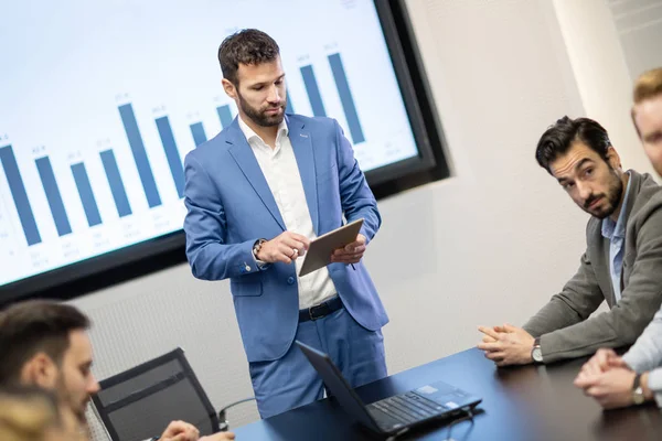 Riunione di lavoro nella sala conferenze — Foto Stock