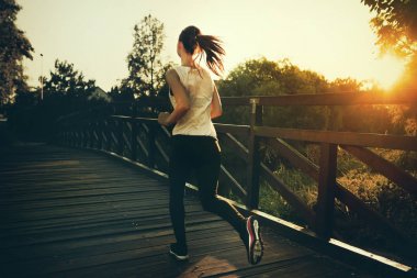 Güzel kadın koşucu