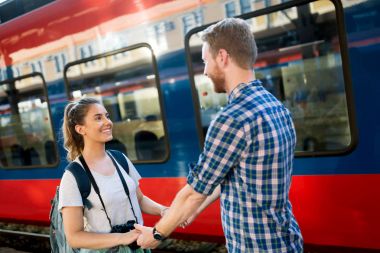 Tren istasyonunda için zaman ayıran Çift