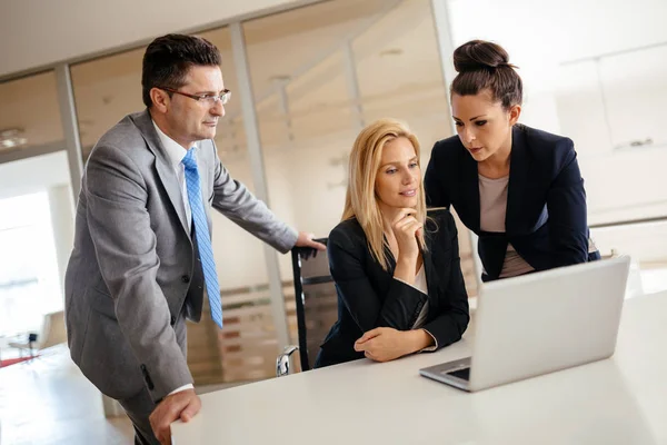 Geschäftsleute arbeiten im Büro zusammen — Stockfoto