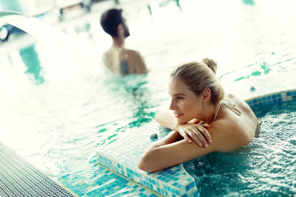 Frau entspannt sich im Pool — Stockfoto